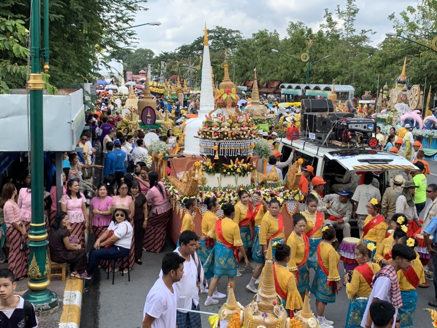 เมืองคอนจัดใหญ่!แห่ประเพณีสารทเดือนสิบคึกคักปีที่ 96
