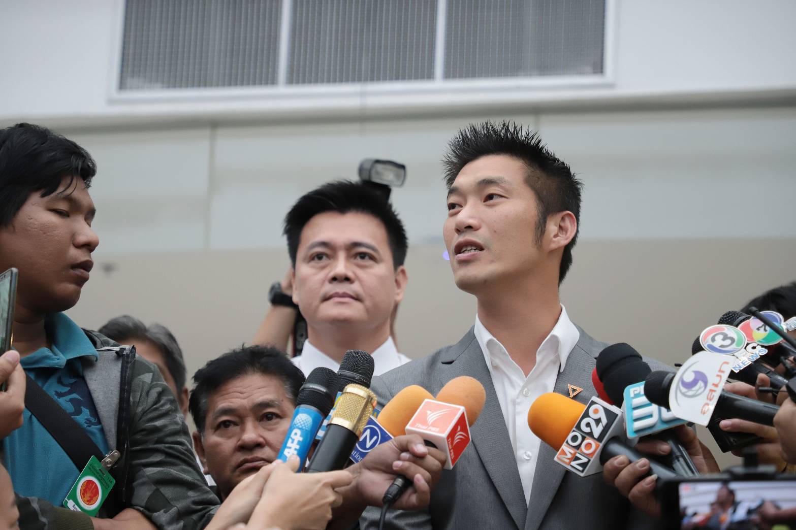 “ธนาธร” ยันความบริสุทธิ์ ไม่ได้บริหาร วี-ลัค มีหน้าที่แค่เซ็นเช็คขายหุ้น เมียเป็นคนจัดการ