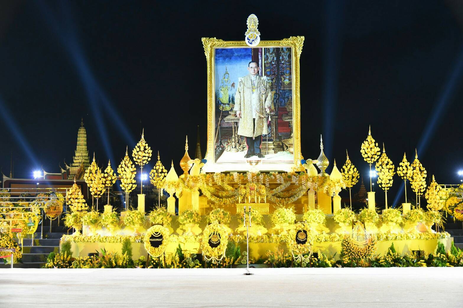 นายกฯนำครม.-ข้าราชการ-ประชาชนจุดเทียนน้อมรำลึกวันคล้ายวันสวรรคต ร.9