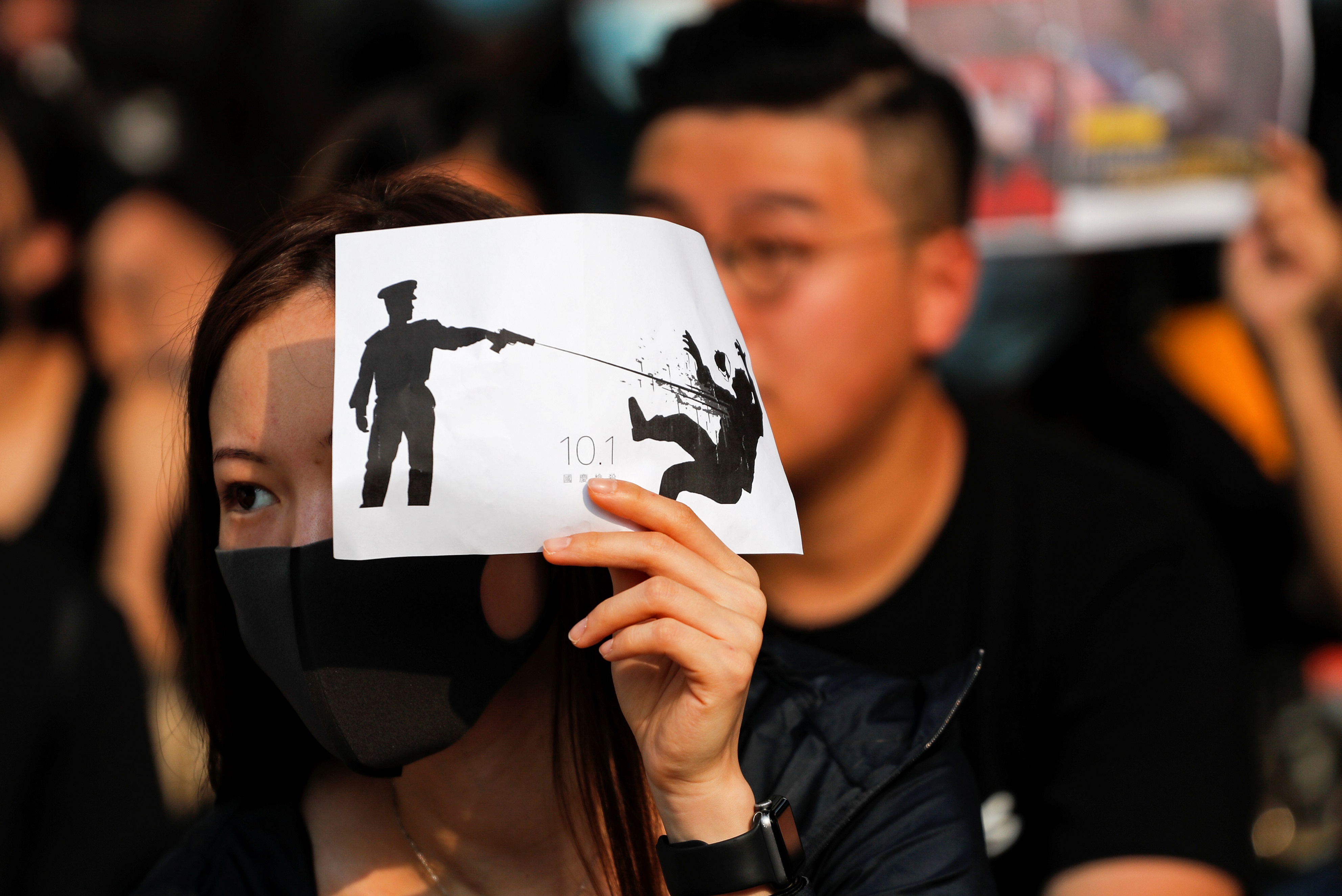 “ม็อบฮ่องกง” รวมตัวส่งกำลังใจให้ “ผู้ถูกยิง” ในวันชาติจีน