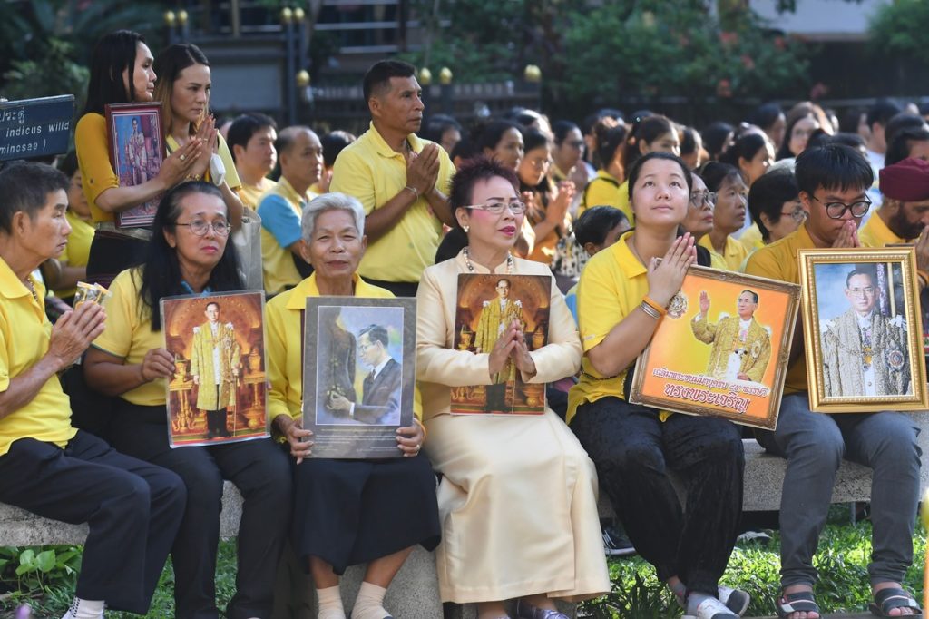ภาครัฐ เอกชน และประชาชนร่วมพิธีน้อมรำลึกวันคล้ายวันสวรรคต ร.9