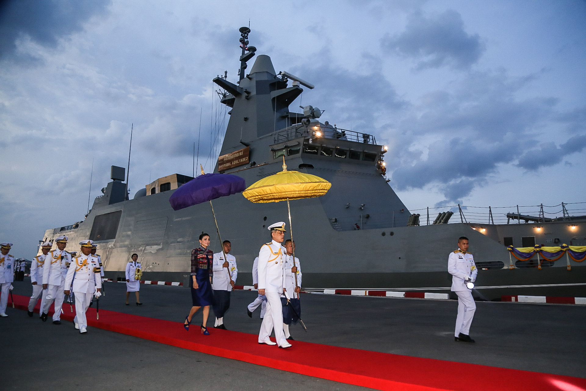 ในหลวงและพระราชินี ทรงเจิมเรือหลวงภูมิพลอดุลยเดช เรือรบลำใหม่ของไทย