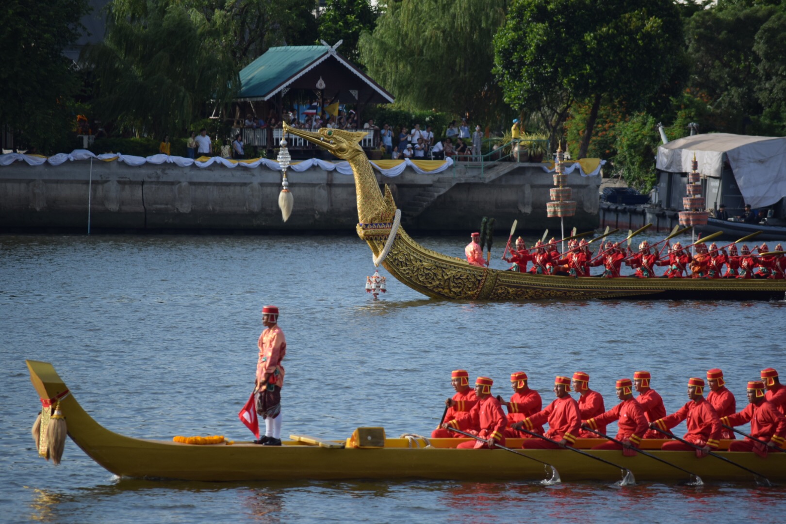 กำลังพลเรือพระราชพิธีซ้อมใหญ่เสมือนจริงขบวนพยุหยาตราทางชลมารคครั้งแรก สวยงามตระการตา