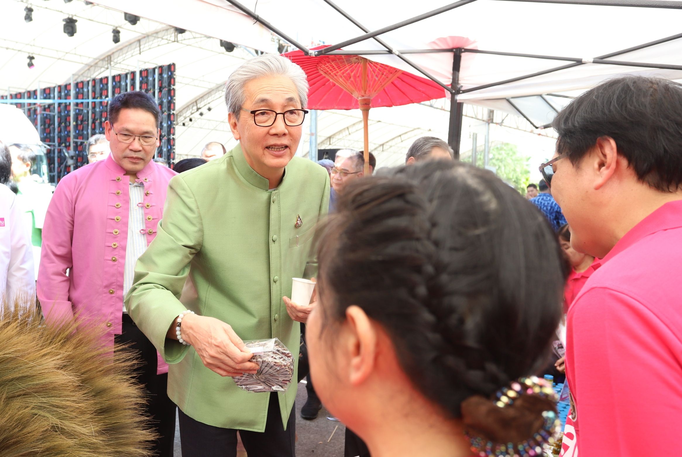 “สมคิด” แพค “สนธิรัตน์-อุตตม-สุริยะ-ธรรมนัส” ผนึกแบงก์รัฐ ขายแพ็คเกจแก้ความยากจน