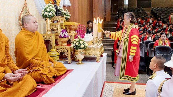 ภาพประทับใจ! “กรมสมเด็จพระเทพฯ” พระราชทานปริญญาบัตร ขณะยังมีเข็มสายน้ำเกลือติดอยู่ที่พระหัตถ์