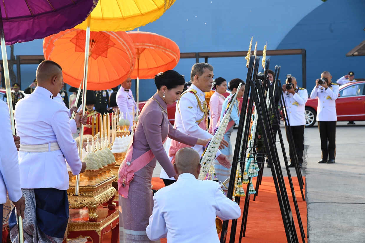 ในหลวงและพระราชินีทรงวางพวงมาลาพระบรมราชานุสาวรีย์ ร.5 เนื่องในวันปิยมหาราช