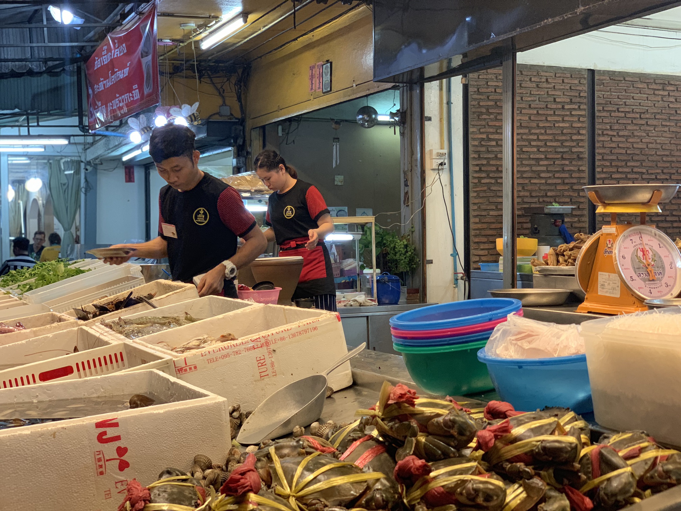 ประชาชนแห่ใช้สิทธิ์ชิมช้อปใช้ “เจ๊ไข่ซีฟู้ด” ร้านดังย่านประชาชื่นคึกคัก