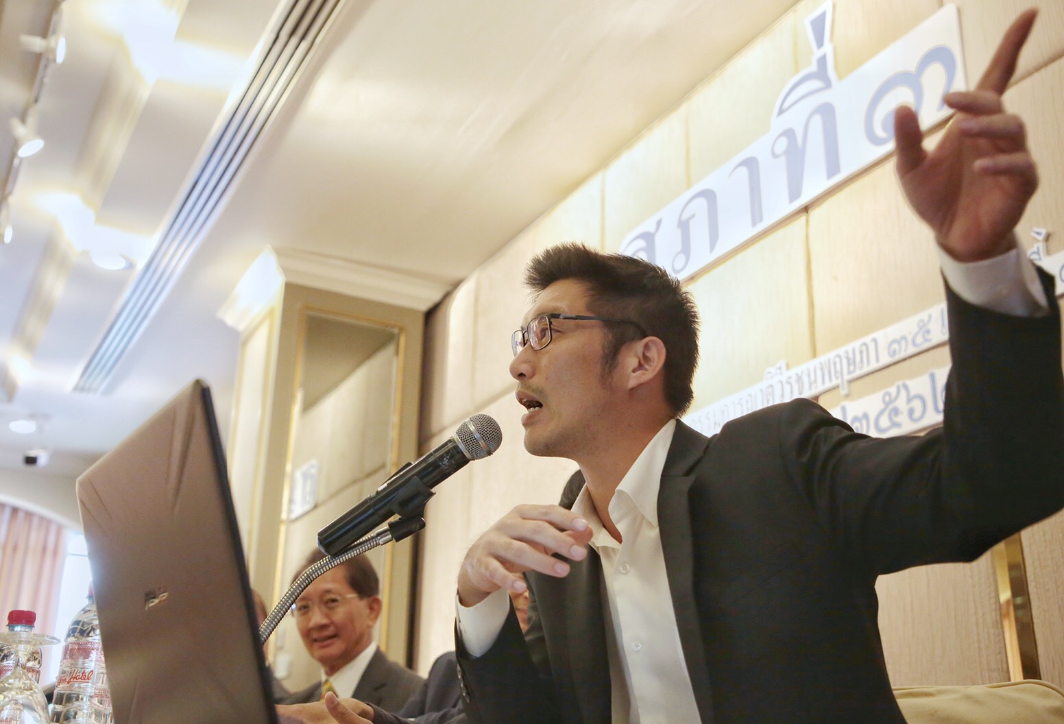 “ธนาธร” ประชุม ส.ส.ซ้อมชำแหละงบ 63 ชง 4 กรอบเสนอรัฐบาล