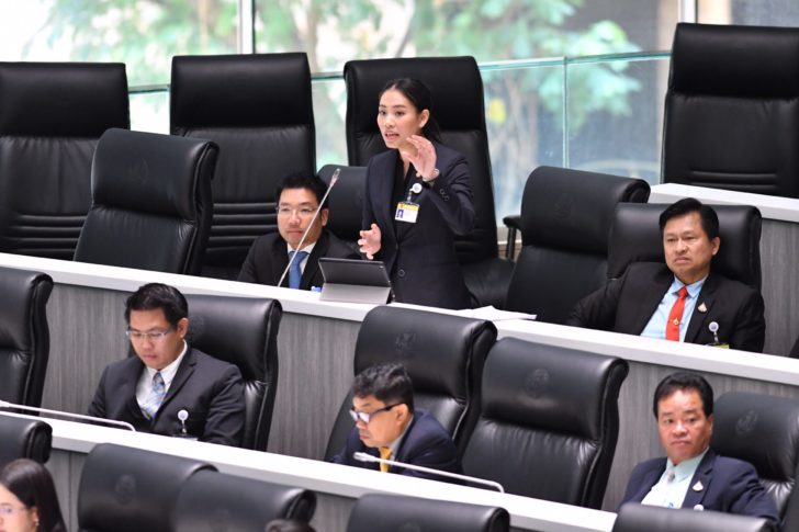 “เพื่อไทย” หวั่นงบปี 63 ทำธุรกิจล้มละลาย ถล่ม “นายกฯ” แจกเงิน ดูถูกคนไทยโง่-ขี้เกียจ