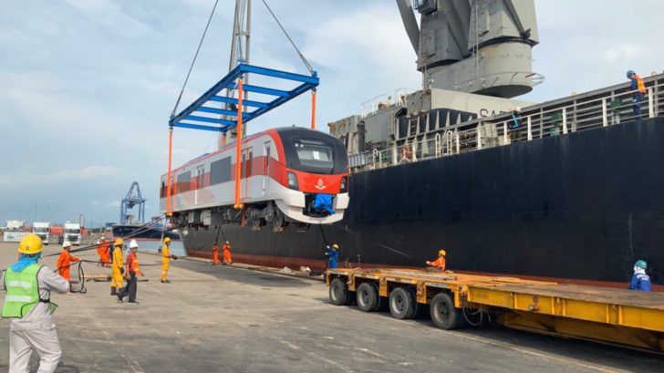 สายสีแดง ถึงไทยแล้ว! รถไฟฟ้าสายสีแดง 2 ขบวนแรก เปิดเดินรถปลายปี’63