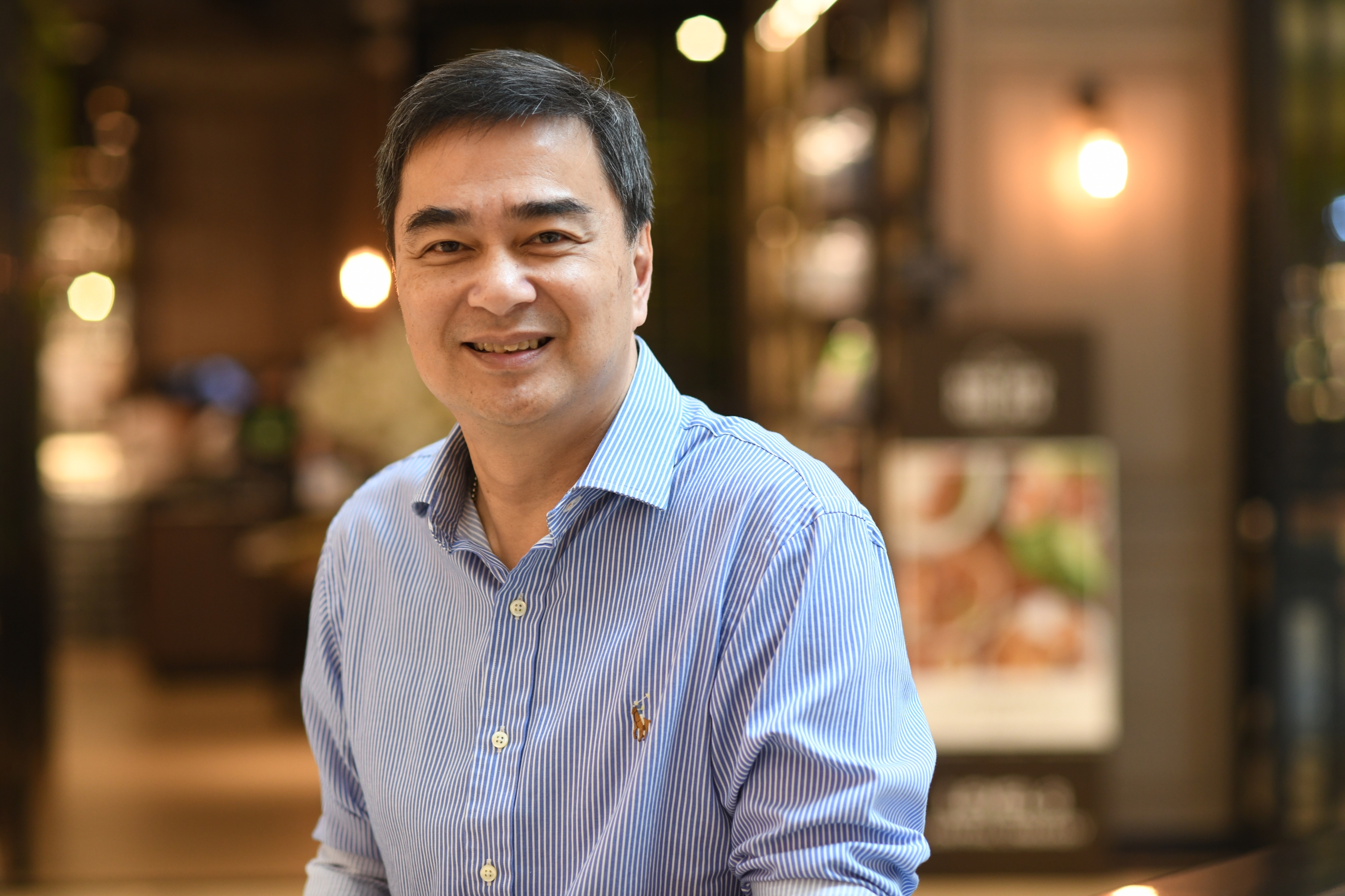 “อภิสิทธิ์” ปิดเทอมการเมือง เล็กเชอร์เศรษฐกิจ เกาะสมรภูมิรัฐธรรมนูญ
