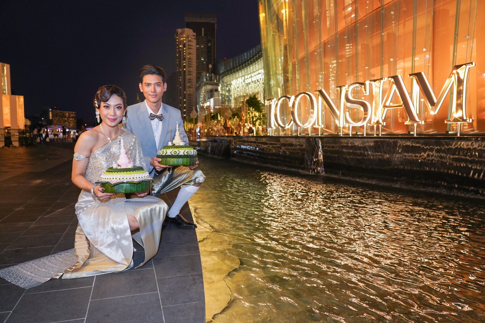 มหาปรากฏการณ์เทศกาลลอยกระทง   “ICONSIAM CHAO PHRAYA RIVER OF GLORY” บนแลนด์มาร์คระดับโลก  ตื่นตาอลังการ “มิคกี้ เมาส์” ควงคู่ “มินนี่ เมาส์” ร่วมปรากฏตัวในชุดไทย เป็นครั้งแรก!!  พร้อมชมมหัศจรรย์ความบันเทิงเฉลิมฉลองยิ่งใหญ่ เทียบชั้นปฏิทินมหานครดัง  วันที่ 11 พฤศจิกายนนี้ ณ ไอคอนสยาม