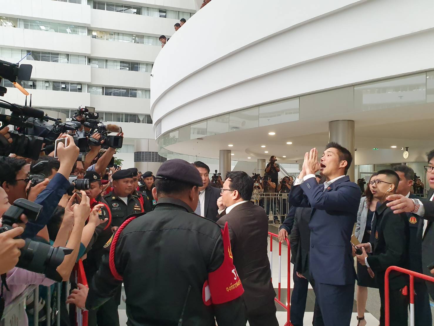 “ธนาธร” ถึงศาลรัฐธรรมนูญ ชูสามนิ้ว ลั่น “ไม่ต้องกลัวครับ-สู้ครับ”