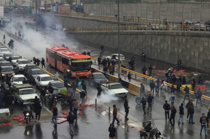 People protest against increased gas price, on a highway in Tehran “อิหร่าน” ประท้วงเดือด สังเวยชีวิตแล้วกว่า 100 ราย