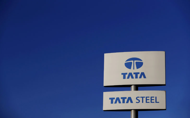FILE PHOTO: Company logo seen outside the Tata steelworks near Rotherham in Britain สุดต้าน! “ทาทา สตีล” จ่อปลดพนักงานในยุโรป 3,000 คน