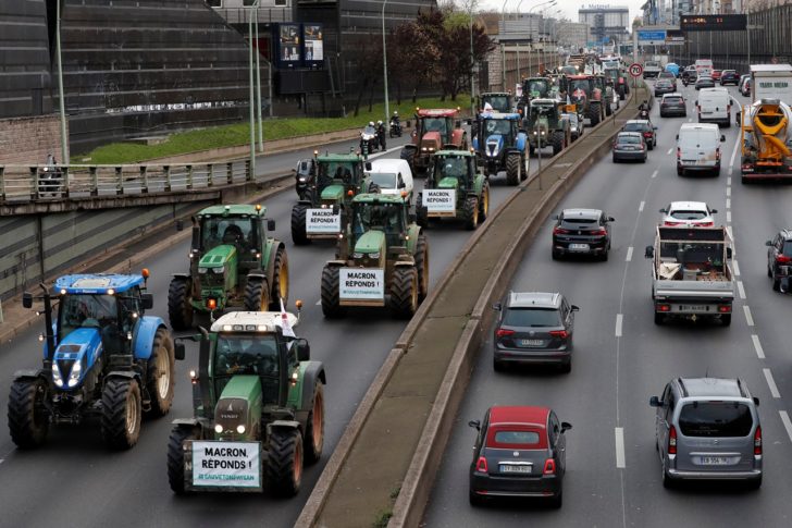 French farmers drive their tractors along the ring road in Paris during a day of protest ม็อบชาวนาบุกปารีส! ประท้วง “FTA” และ “แบนสารเคมี”
