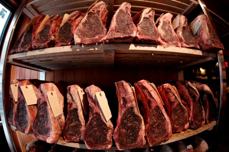 FILE PHOTO: Cuts of USDA prime dry-aged beef are seen in the dry-aging room in the lobby of Gallaghers steakhouse in the Manhattan borough of New York City EU เพิ่มโควตานำเข้าเนื้อวัวมะกัน หวังลดตึงเครียดสองฝั่งแอตแลนติก
