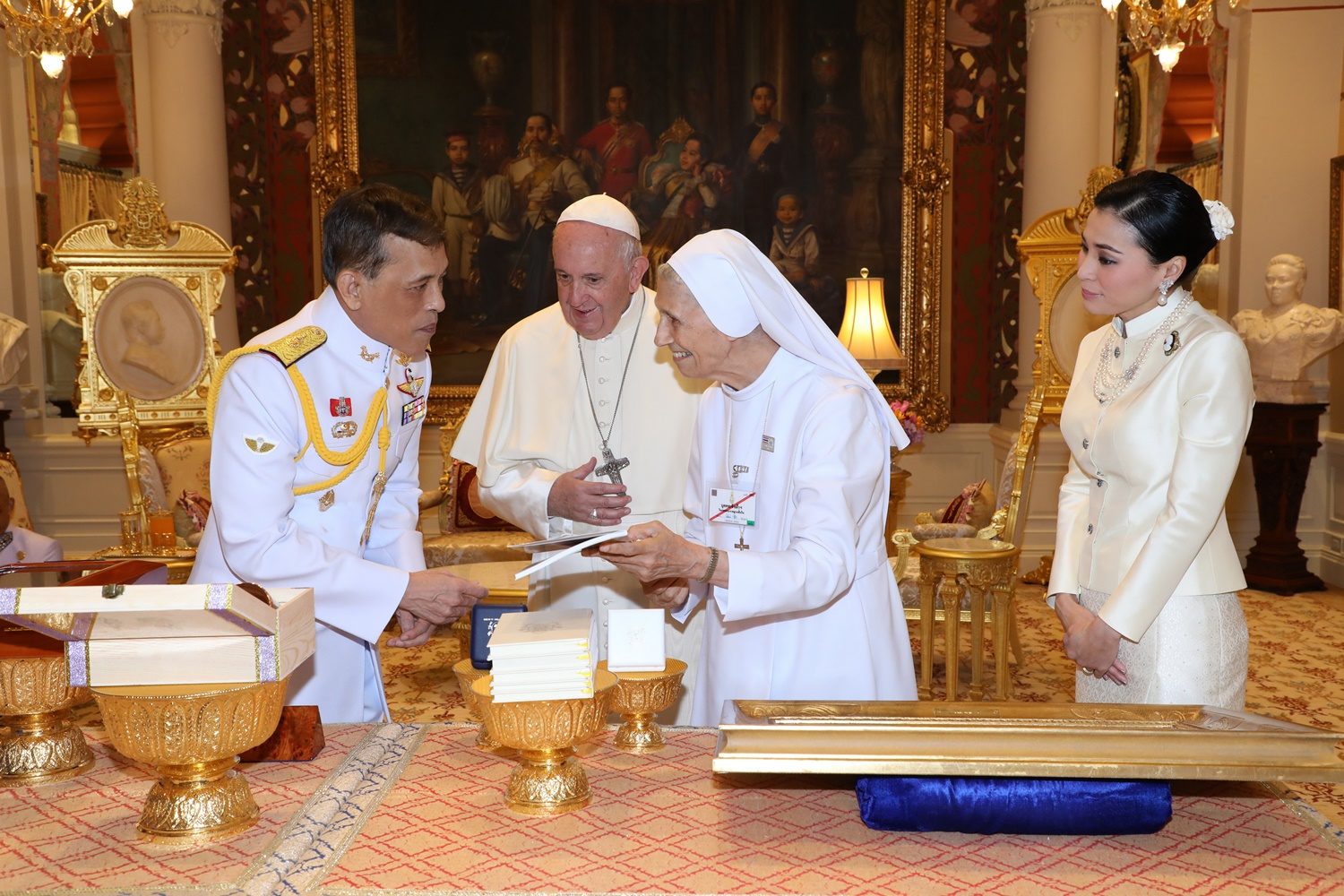 ในหลวง พระราชินี เสด็จออกทรงรับ สมเด็จพระสันตะปาปาฟรังซิส