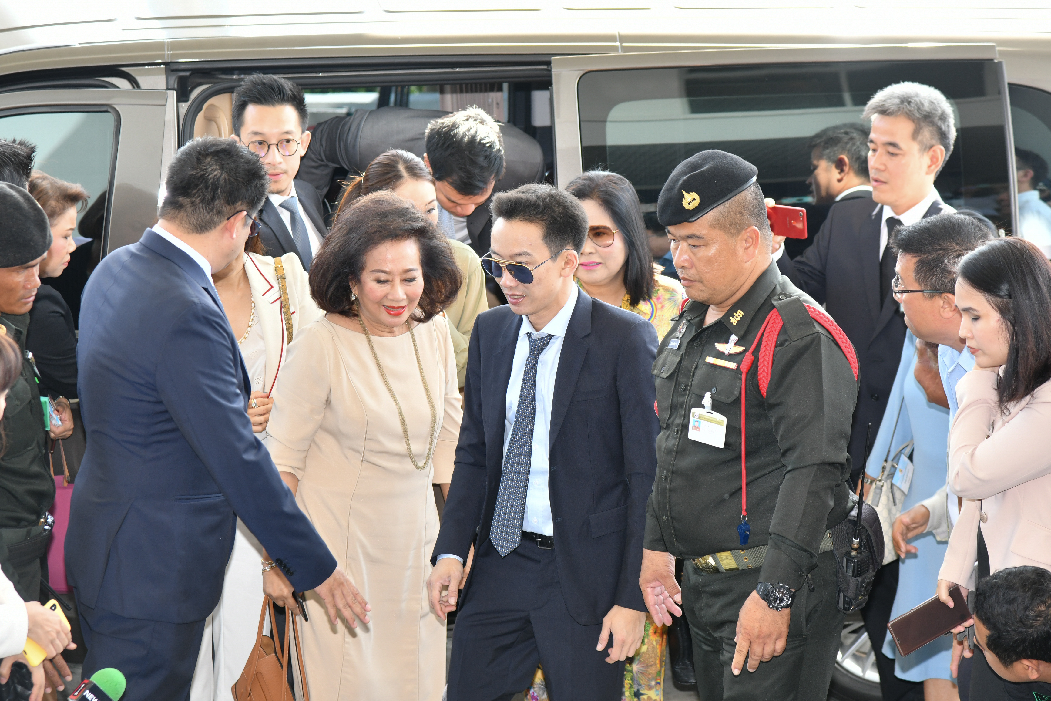 คุณหญิงอ้อนำทีม! “โอ๊ค” ฟังคำตัดสินคดีฟอกเงิน “ชินวัตร” พรึ่บให้กำลังใจ