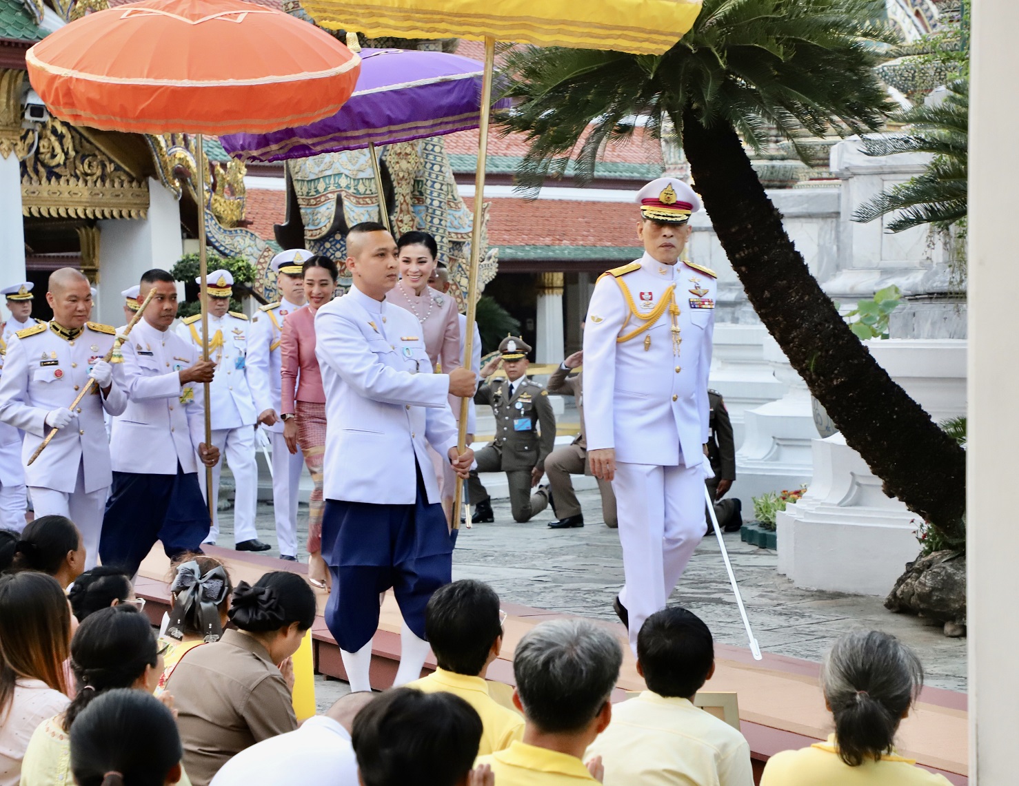 ในหลวง พระราชินี เสด็จฯวัดพระแก้ว ทรงเปลี่ยนเครื่องทรงฤดูหนาวพระแก้วมรกต