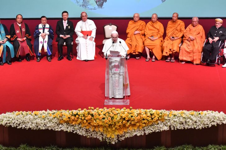 S__53755938 พระสันตะปาปาเสด็จเยือนจุฬาฯ พบคณะบุคคลต่างศาสนา และปาฐกถาพิเศษ