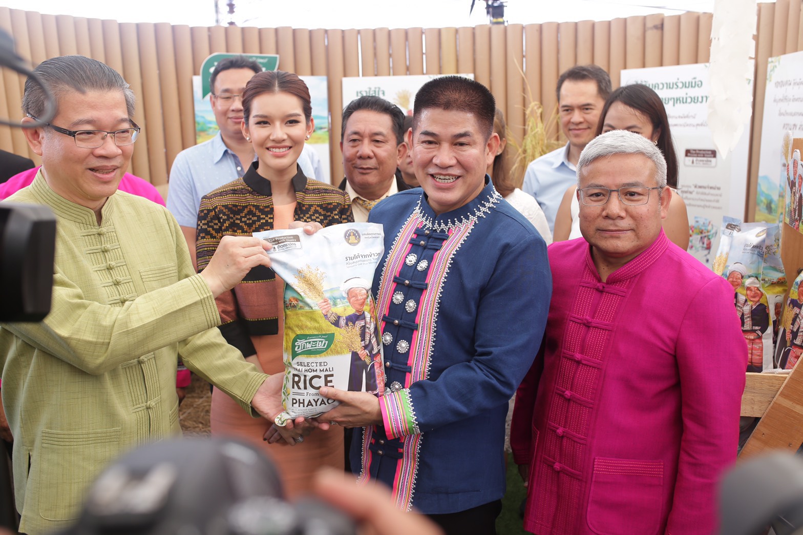 ธรรมนัส ดัน “ข้าวฮักพะเยา” โกอินเตอร์ การันตีรับซื้อข้าว 18,000 บาท/ตัน “ซีพี” หนุนขึ้นแท่นเมืองตลาดนำการผลิต
