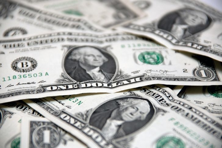 dollar-money-2250365_960_720-728x485-728x485