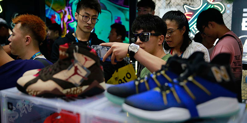 ตลาดมือสองสะพัดพันล้าน จีนตื่นฟองสบู่สนีกเกอร์