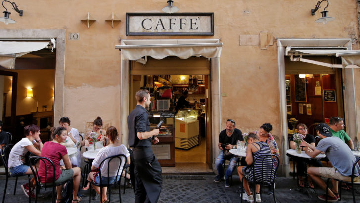 Tourists sit in a coffee shop in downtown Rome เมื่อคนจีนเทกโอเวอร์-สืบทอด ‘วัฒนธรรมคาปูชิโน’ ในอิตาลี