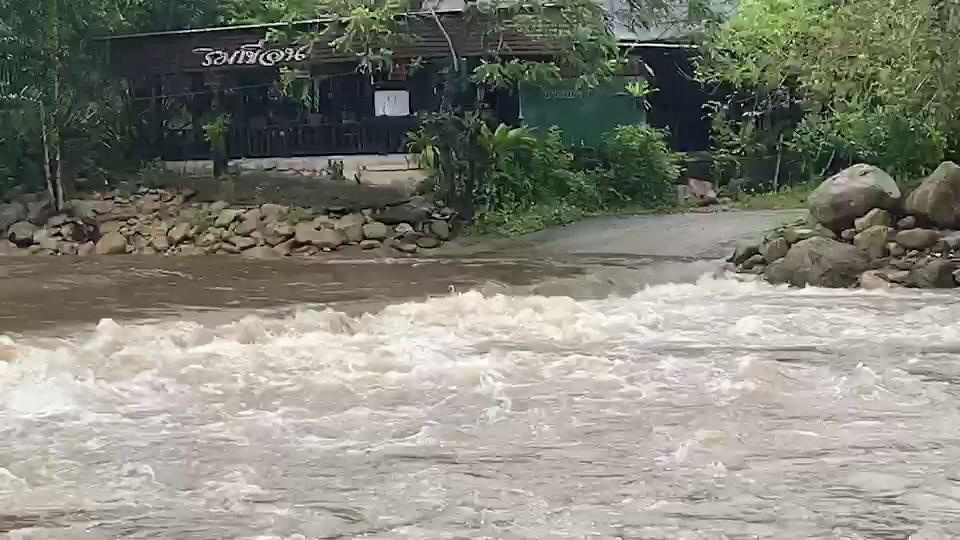 “เมืองคอน” ฝนตกต่อเนื่อง-น้ำป่าทะลัก แจ้งชาวบ้านเฝ้าระวัง