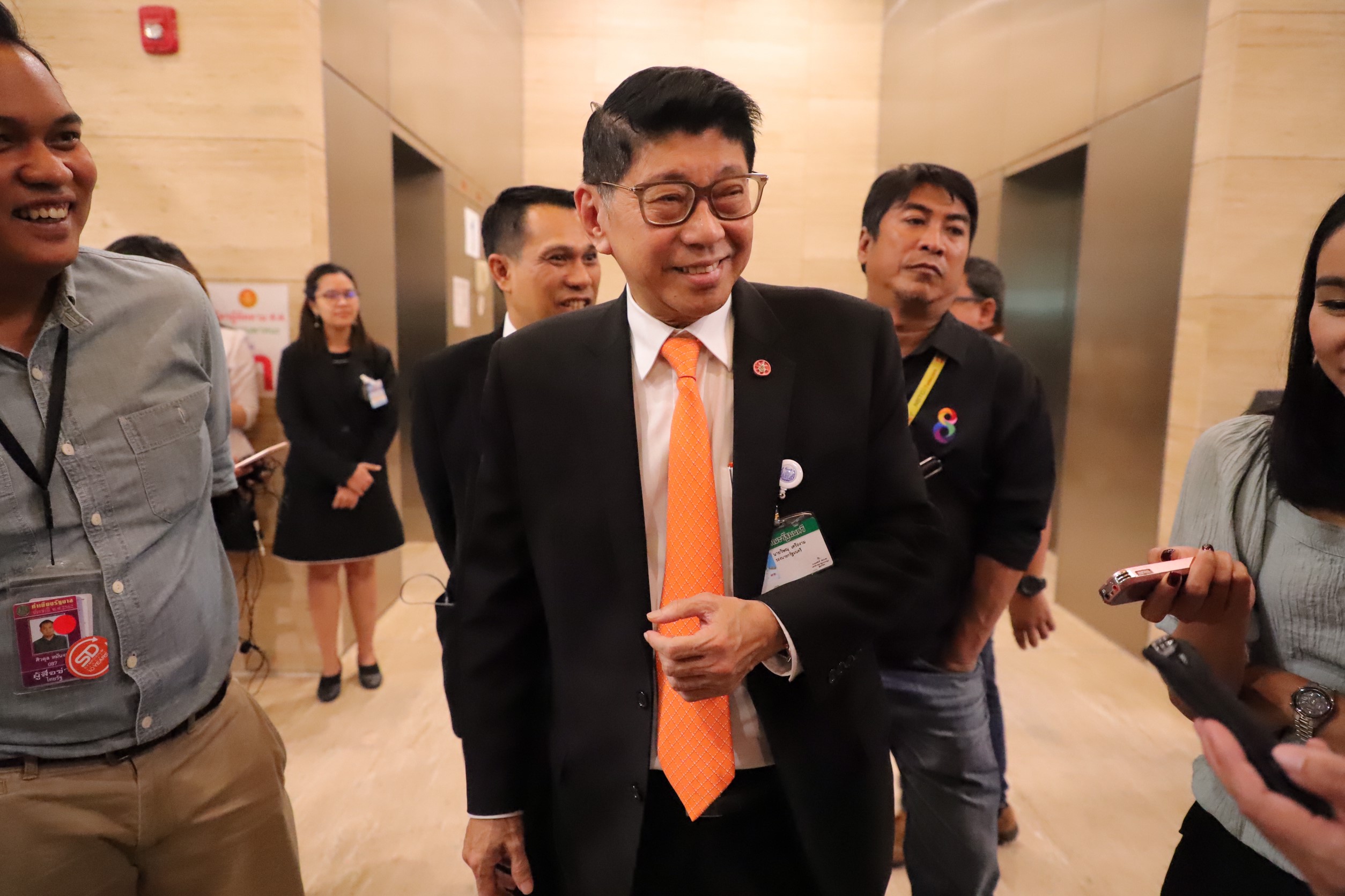 “วิษณุ” การันตี 4 ส.ส. อนาคตใหม่ ไม่ว่ากรณีไหนก็ไม่หลุดจากผู้แทนฯ
