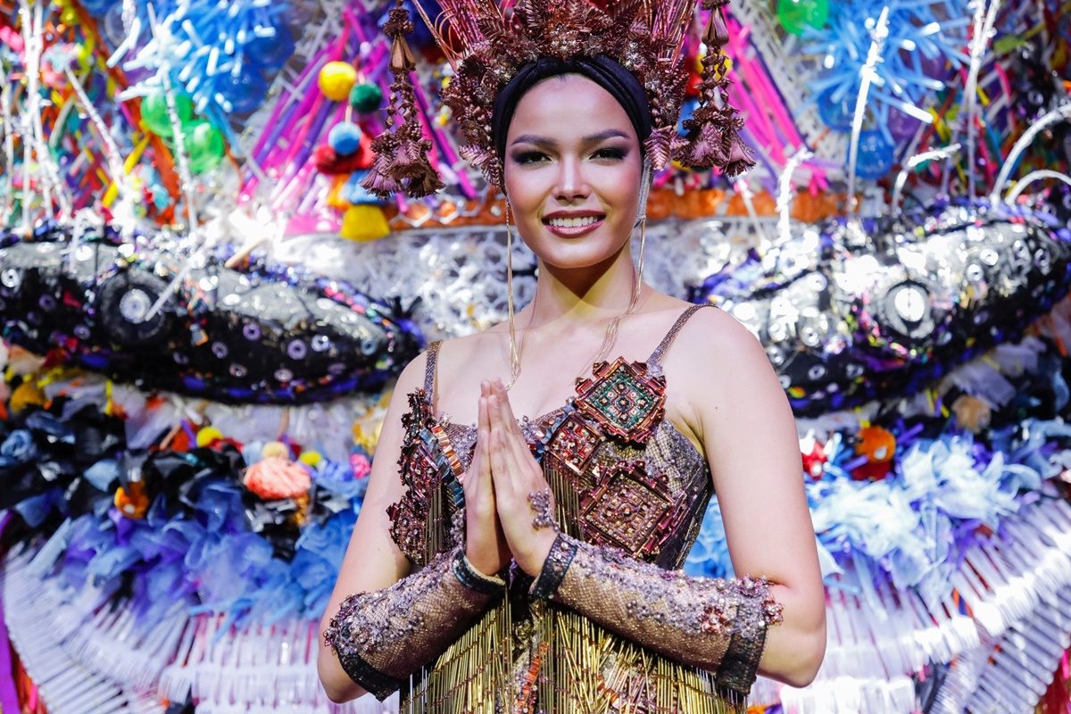 ส่องชุดประจำชาติไทย ก่อน “ฟ้าใส” จะอวดโฉมบนเวที “นางงามจักรวาล” พรุ่งนี้เช้า!