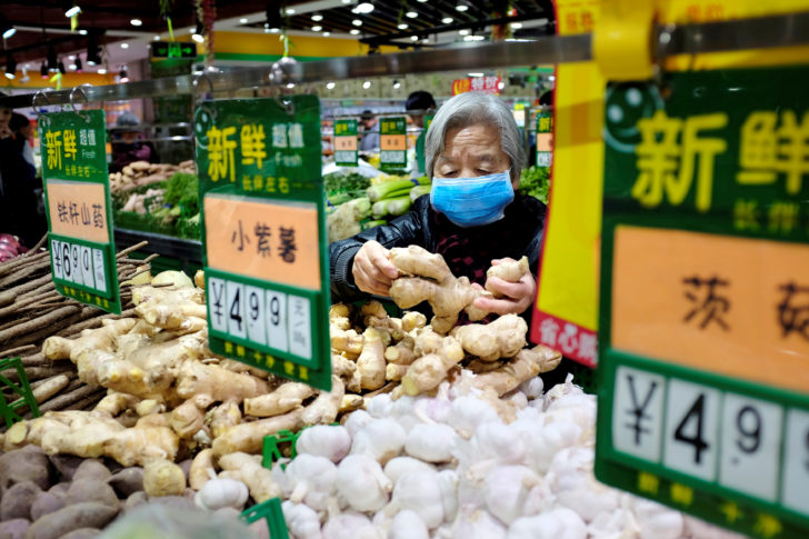 FILE PHOTO: A resident selects ginger at a supermarket in Beijing เศรษฐกิจ “จีน-อินเดีย” พ่นพิษเอเชีย ADB ปรับลดคาดการณ์เหลือ 5.2% ปีนี้