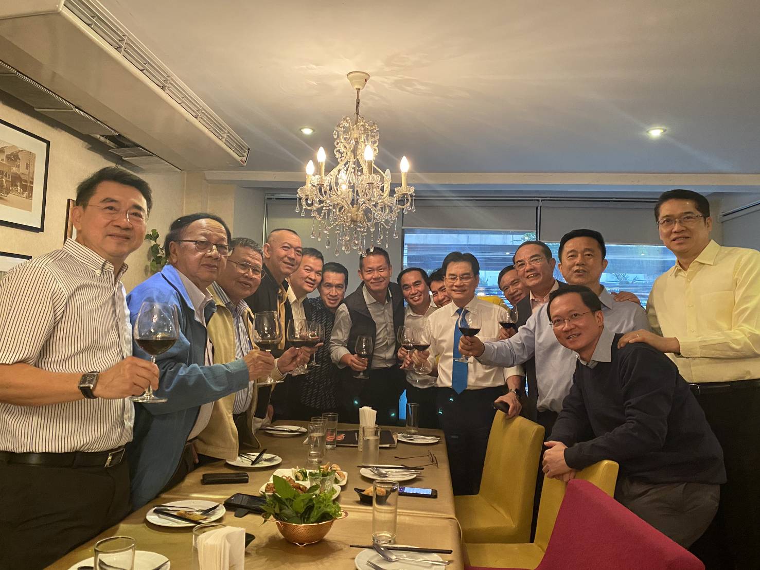 เหนียวแน่นหนึบ!  “จุรินทร์” ยกก๊วนปชป.หม่ำข้าวหลังประชุมส.ส.