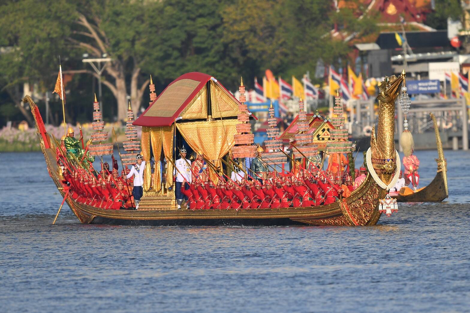 กองทัพเรือฝึกซ้อมใหญ่ขบวนพยุหยาตราทางชลมารค ขบวนเรือตกแต่งเหมือนจริง สวยงามตระการตา  