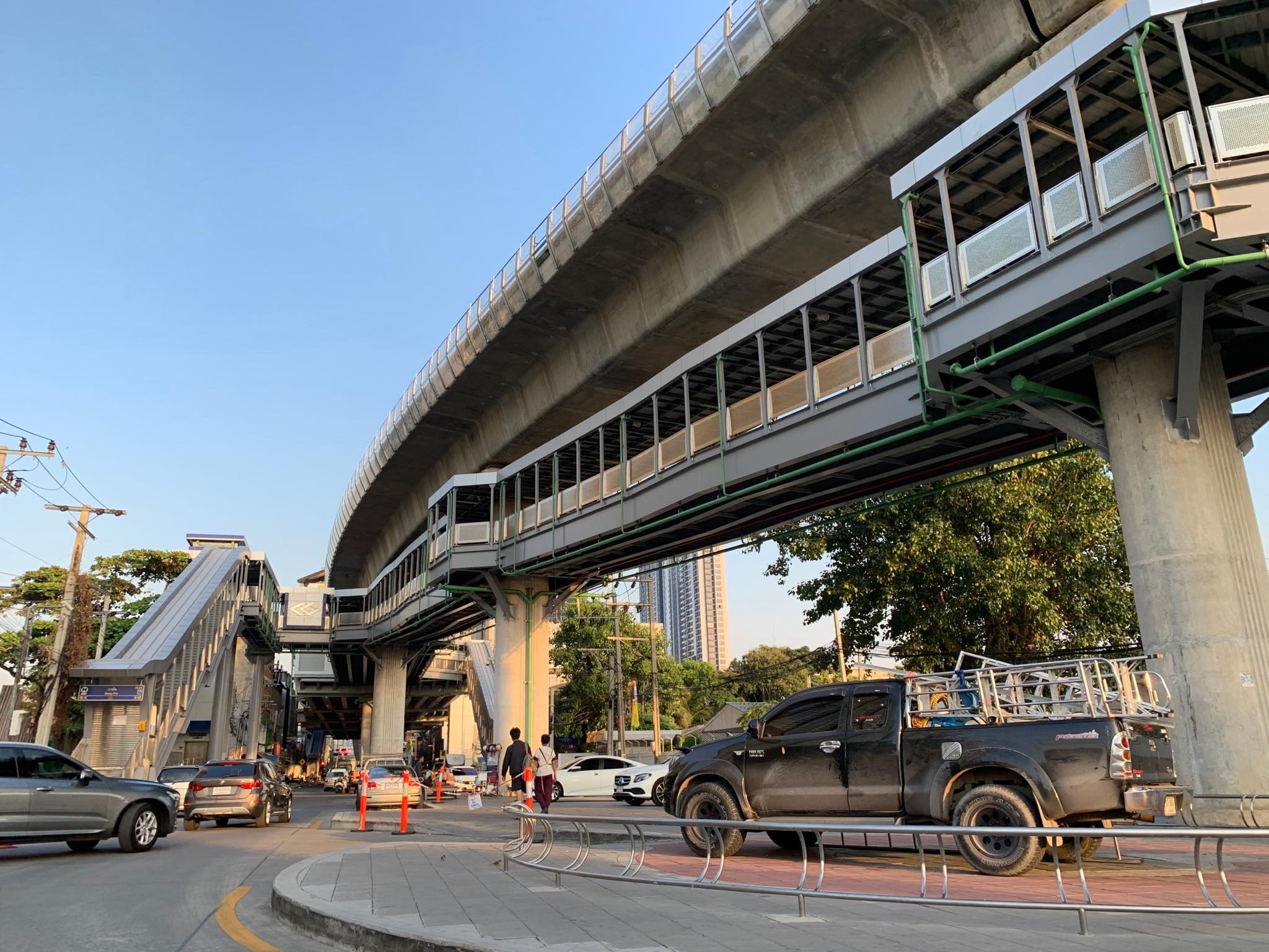 “สถานีบางโพ” โก้จริงๆ มีสกายวอล์กเชื่อมรถไฟฟ้าสีน้ำเงินต่อขยาย-เรือด่วนเจ้าพระยา