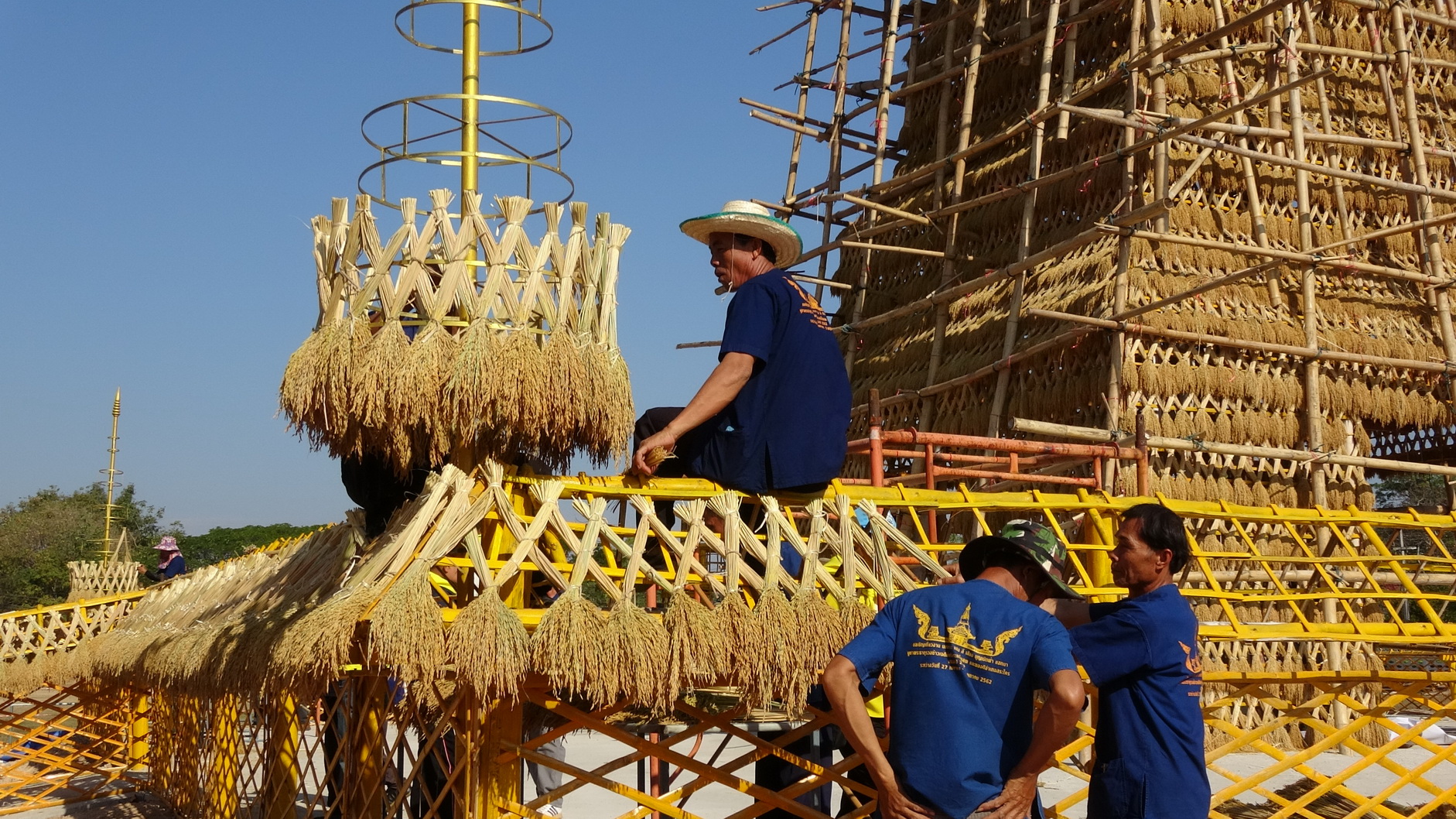 “หนองคาย” สร้างพระธาตุรวงข้าวสูงที่สุดในโลก