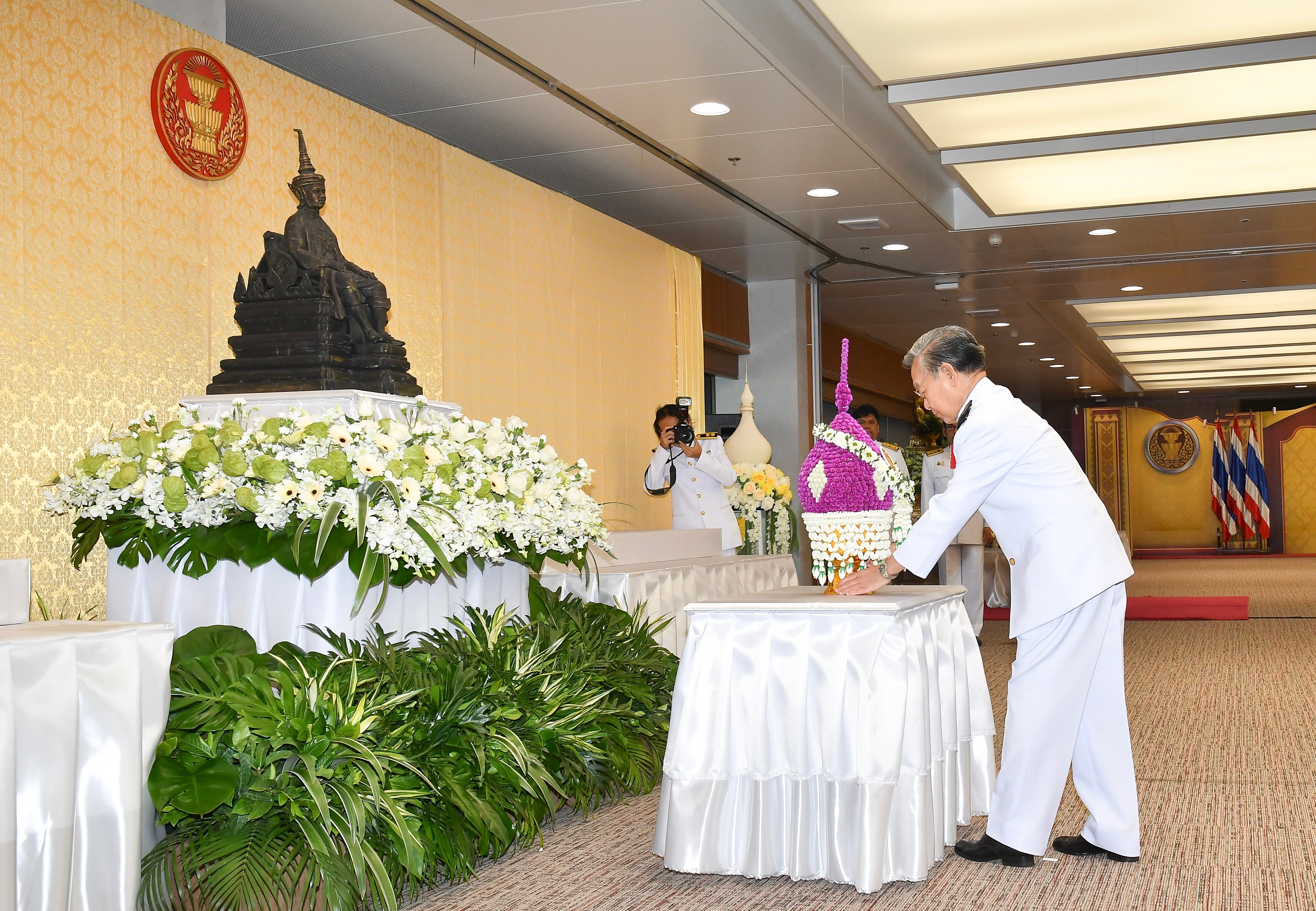 วันรัฐธรรมนูญ! “ชวน” นำทีม ส.ส.-ส.ว. วางพานพุ่มสักการะ ร.7