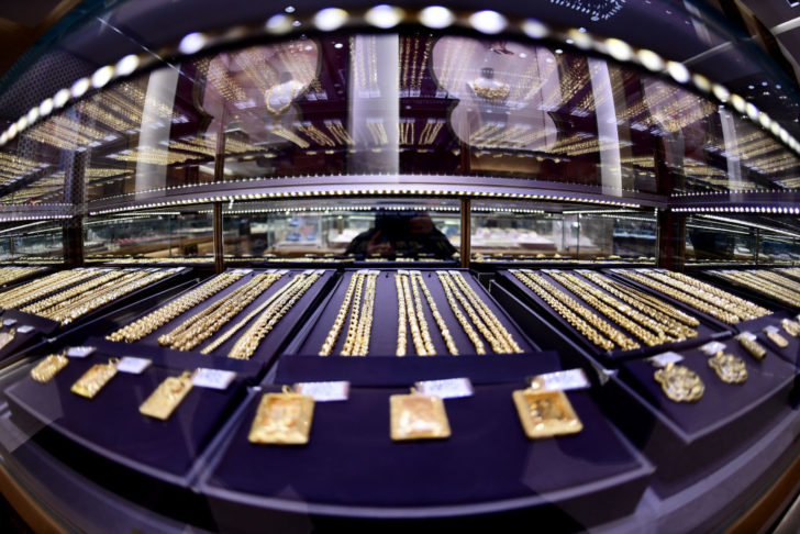 Customers Buy Gold Jewelry In Shenyang