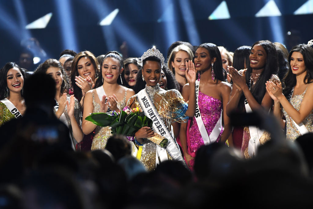 “นางงามแอฟริกาใต้” คว้า Miss Universe 2019 มงลงสาวผิวสีในรอบ 8 ปี