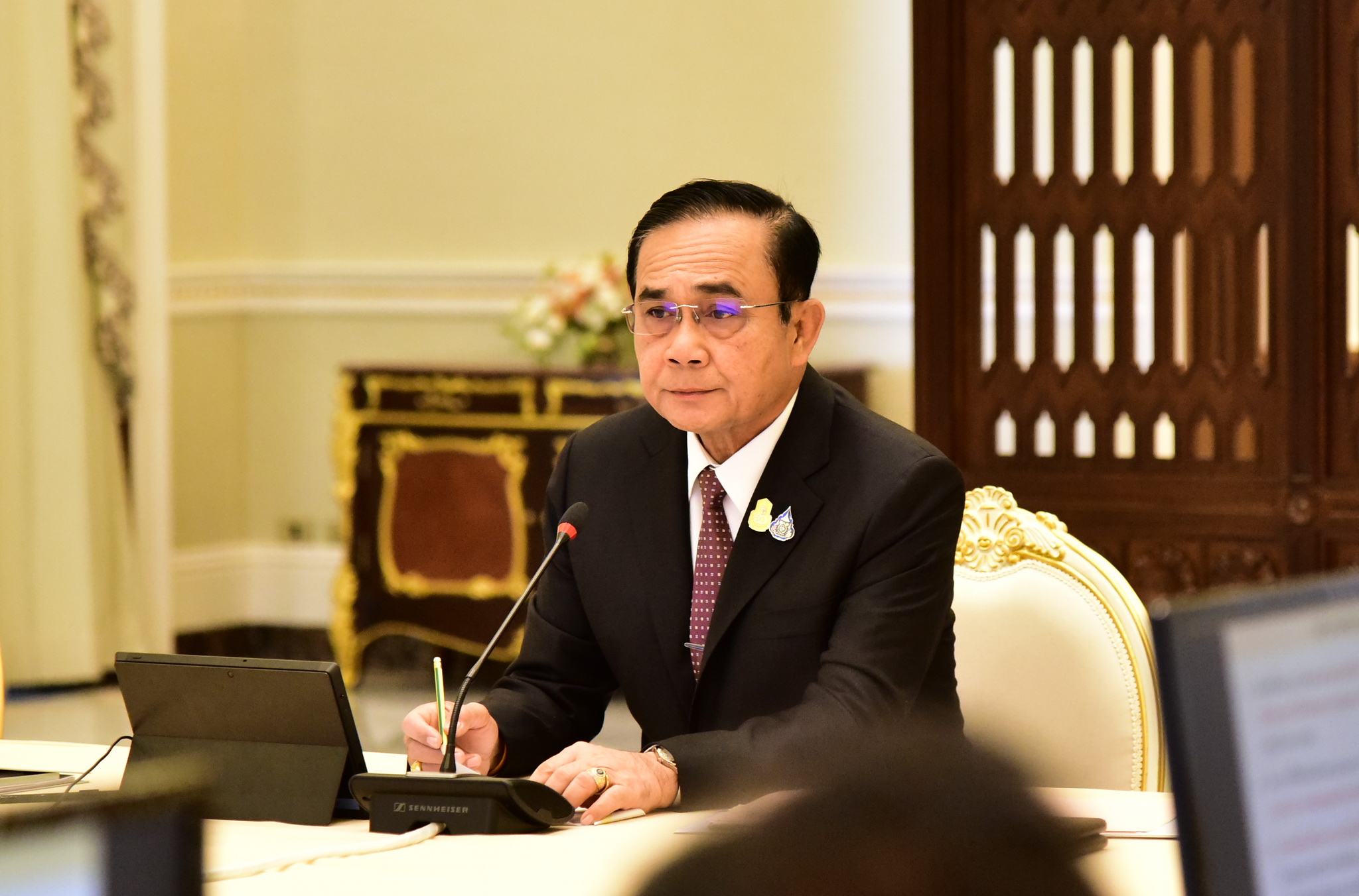 “บิ๊กตู่” เผย ต่างชาติงง รัฐบาลมี 18 พรรคไม่ยุ่งหรือ? ตอบไป “เราคนไทยคุยกันรู้เรื่อง”