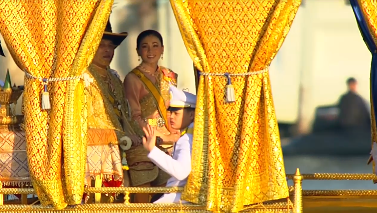ในหลวงเสด็จฯเลียบพระนคร โดยขบวนพยุหยาตราทางชลมารค ประทับเรือสุพรรณหงส์พร้อมด้วยพระราชินี และเจ้าฟ้าทีปังกรรัศมีโชติ