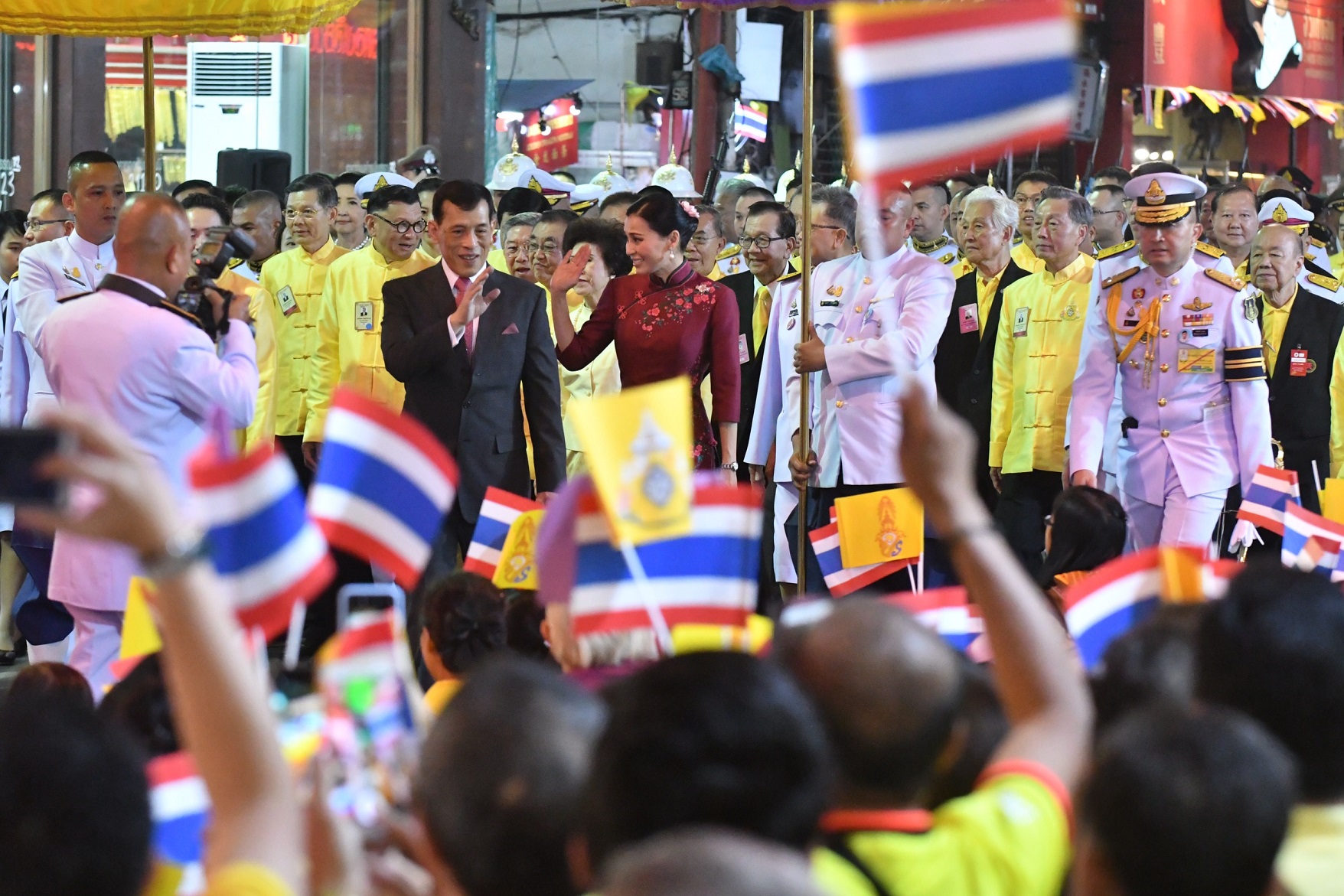 ในหลวง-พระราชินีเสด็จเยาวราช ประชาชนปีติพระเมตตาจากราชวงศ์สู่ชาวไทยเชื้อสายจีน เสียง “ทรงพระเจริญ” ดังกึกก้อง