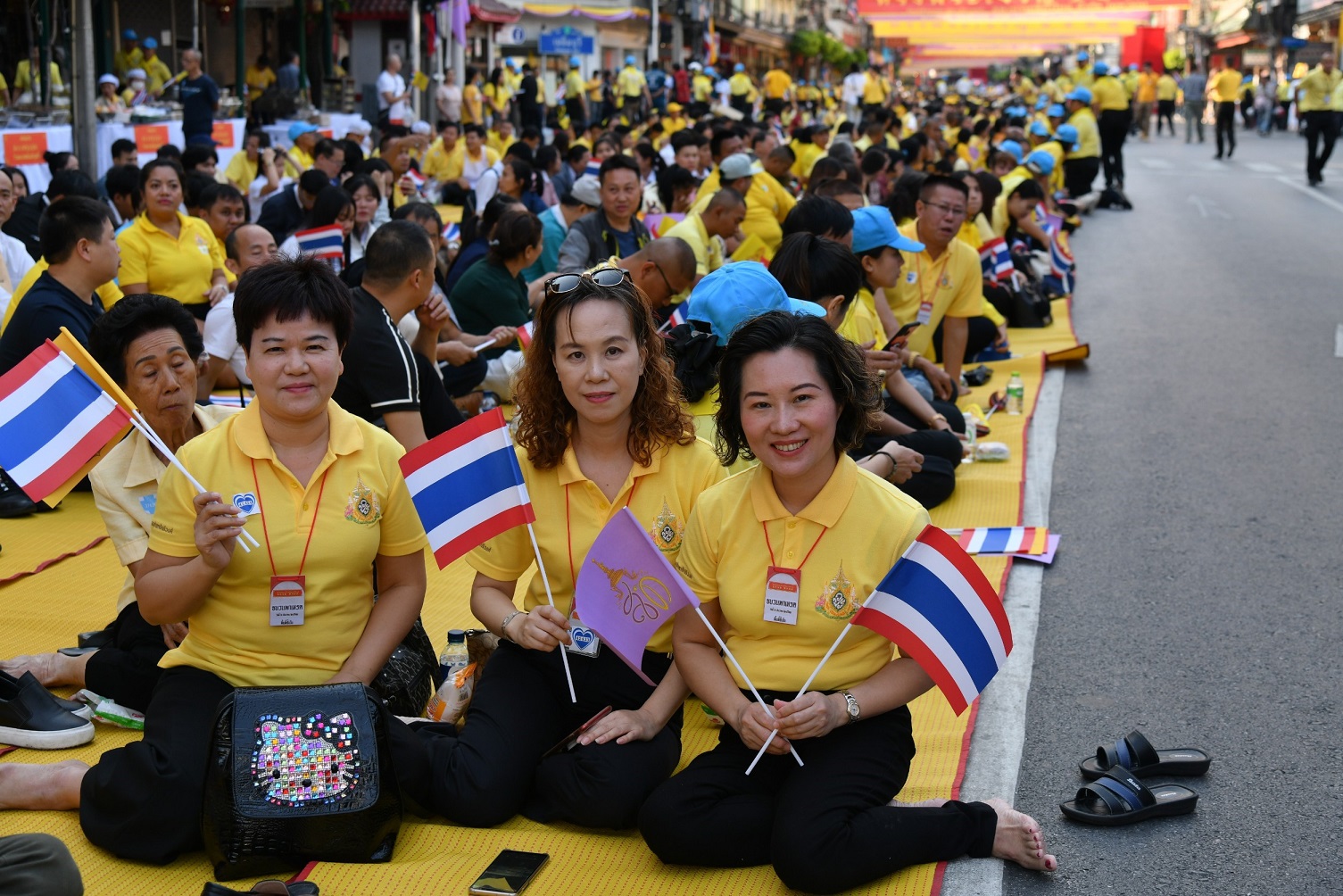 ประชาชนเต็มพื้นที่ถนนเยาวราช เฝ้าฯรับเสด็จในหลวงและพระราชินีด้วยความปีติ