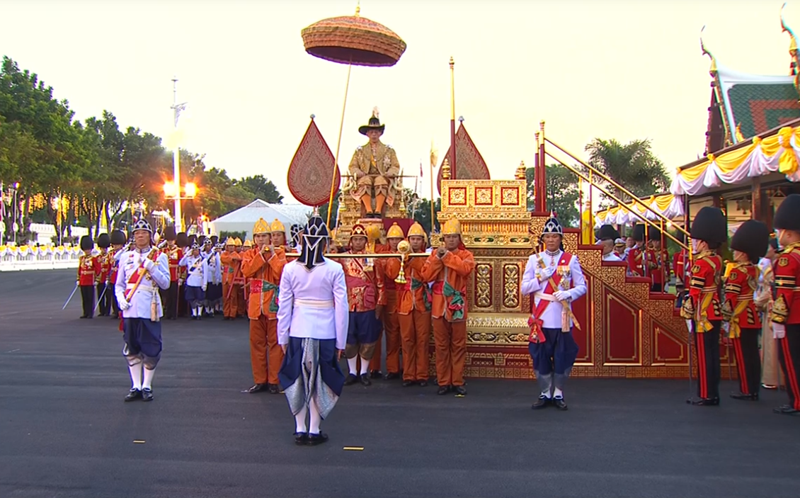 ในหลวงเสด็จฯโดยขบวนราบ ประทับพระราชยานพุดตานทอง พระราชินีและเจ้าฟ้าพัชรกิติยาภาทรงพระดำเนินคู่เคียงพระราชยาน