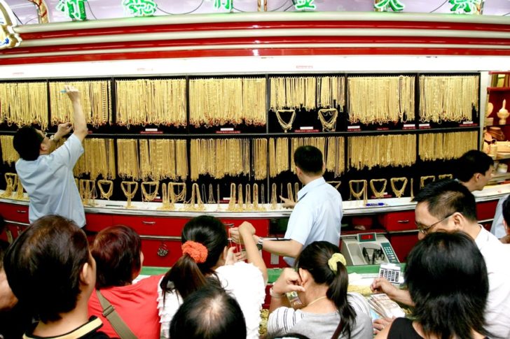 ทอง ร้านทอง ทองคำ ประชาชนซื้อ-ขายทอง ที่ร้านทองในเยาวราช หลังราคาทองปรับขึ้น