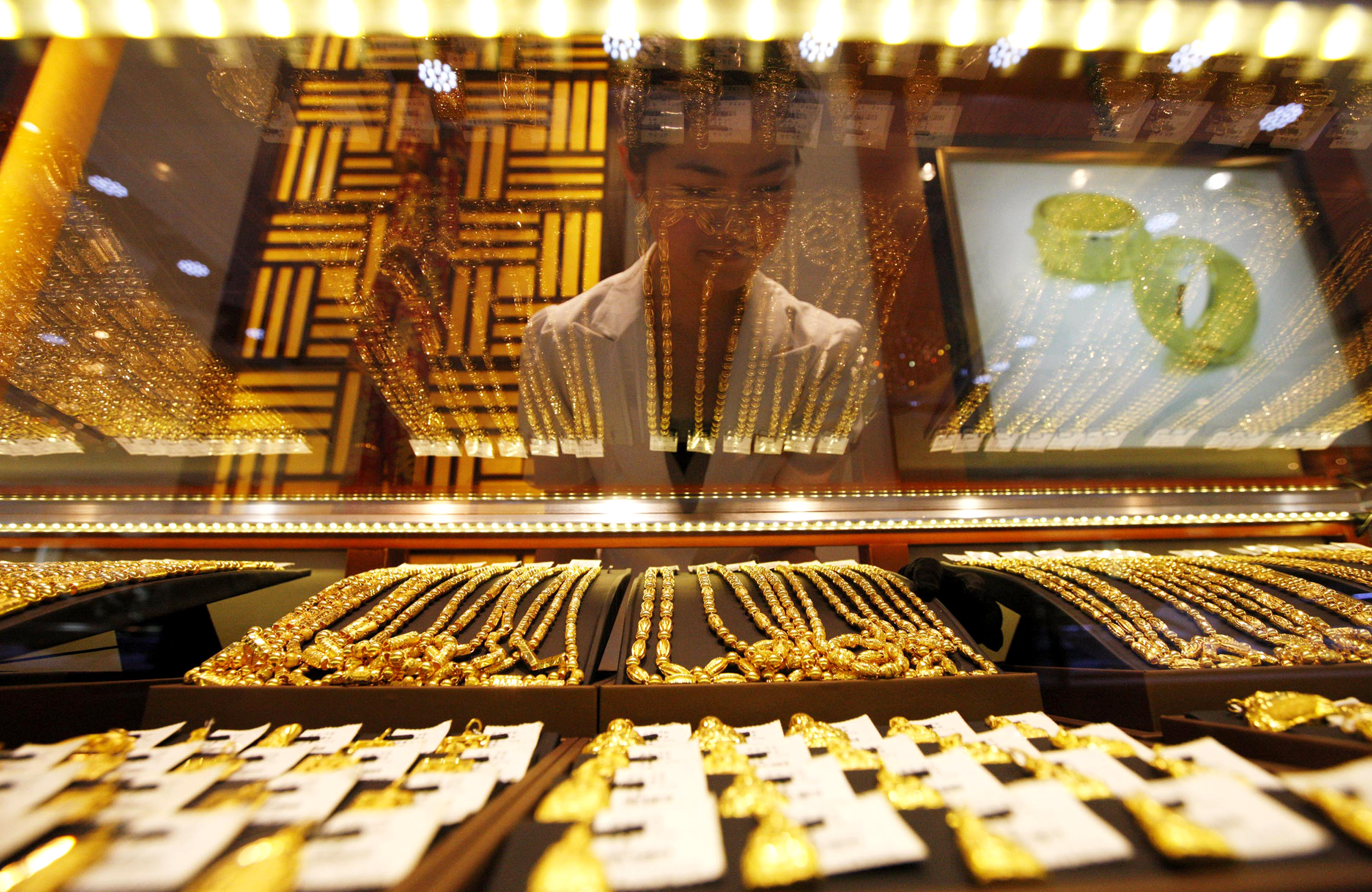 ทองคำในมือสั่น! ราคาปรับขึ้นทะลุ 30,000 บาท สูงสุดเป็นประวัติการณ์
