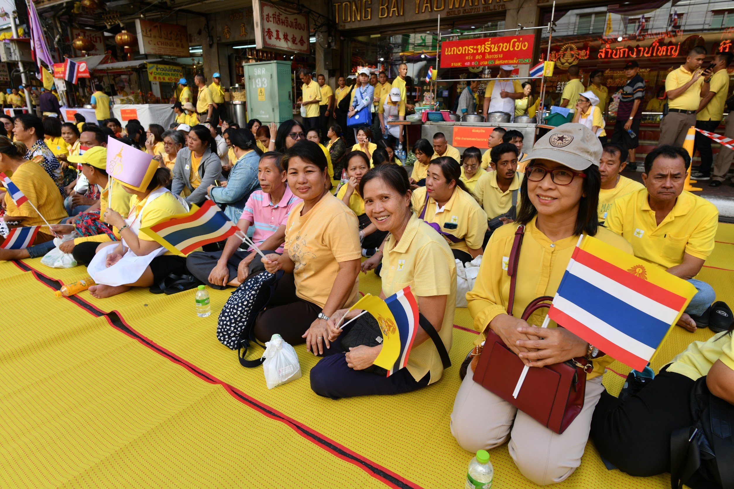 เยาวราชคึกคัก ประชาชนสวมเสื้อเหลืองเข้าจับจองพื้นที่รับเสด็จ ทีมผู้จัดงานซ้อมใหญ่พิธีการ-ริ้วขบวน