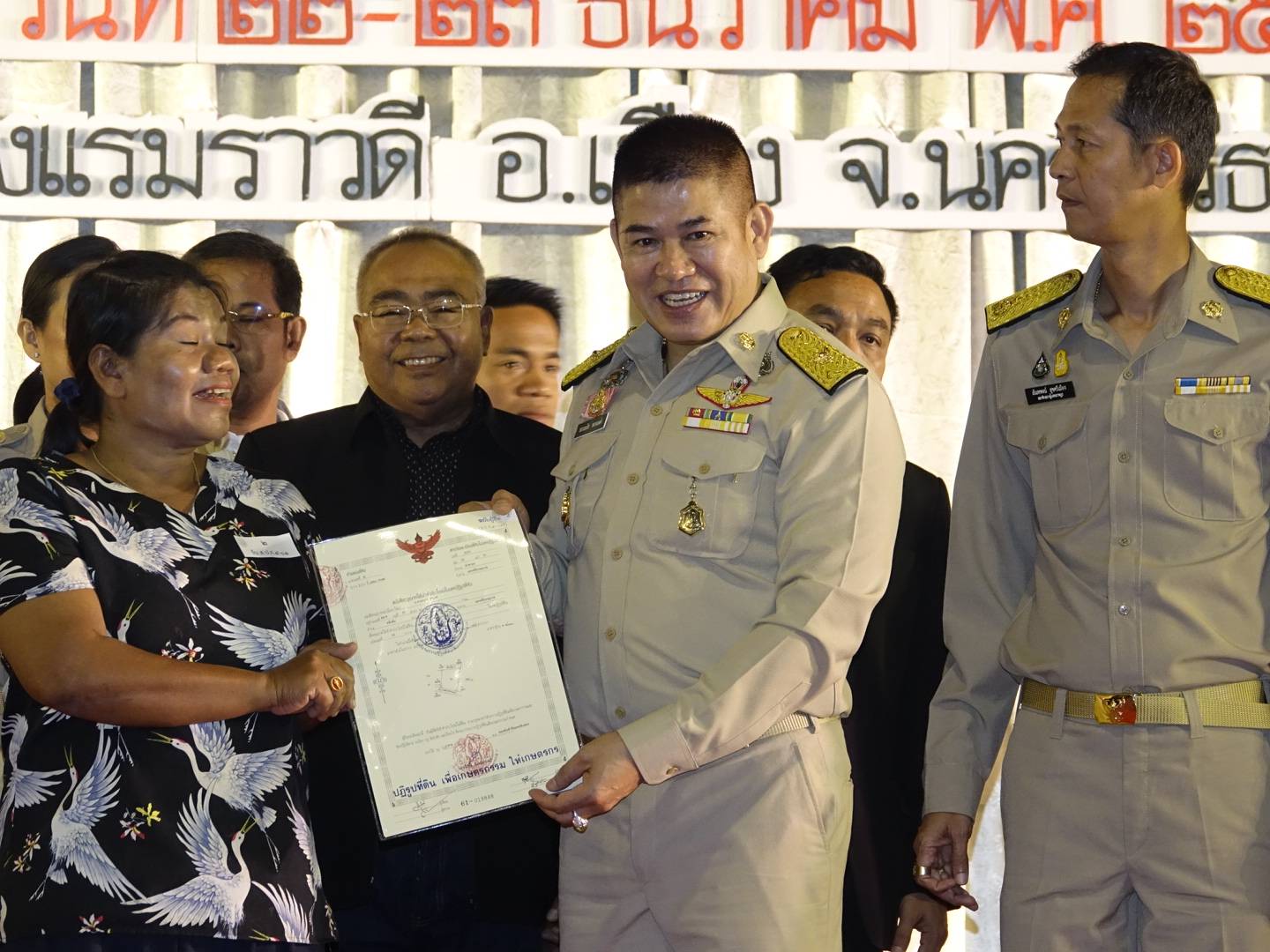 “ธรรมนัส” เปิดโครงการหมอดินอาสา-มอบหนังสือส.ป.ก.4-01 แก่เกษตรกรเมืองคอน