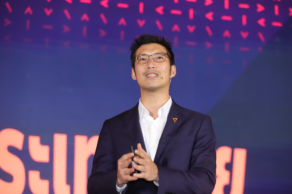 “ธนาธร” โชว์วิสัยทัศน์ “พิมพ์เขียวเปลี่ยนประเทศ”